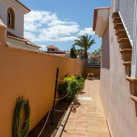 Villa Retro Villa Vergel - With Solar Heated Pool, Sauna, Jacuzzi, Spacious Work Desk & Wifi